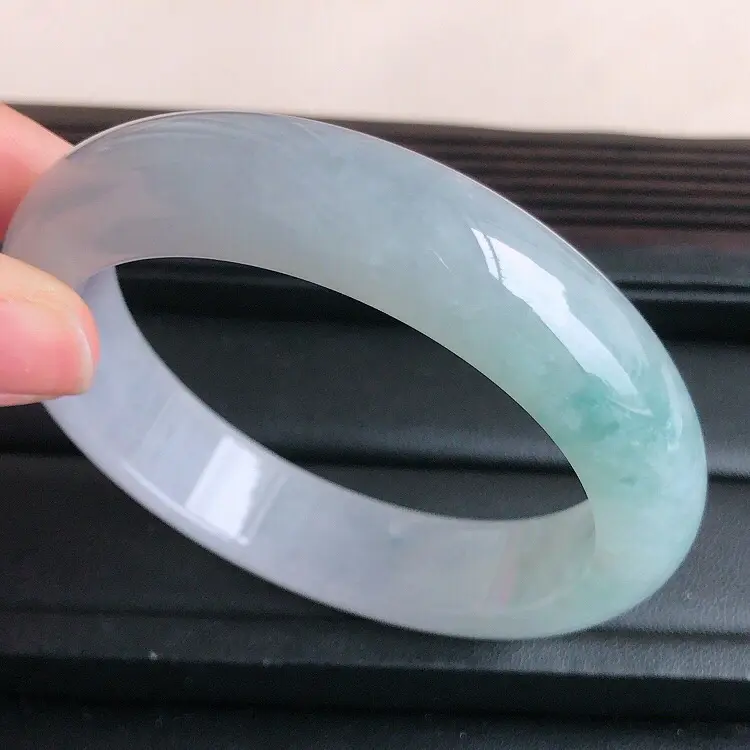 【圈口57mm ,天然缅甸老坑翡翠A货飘绿宽边手镯 ,料子细腻柔洁,尺寸57/14/8.2mm ,重量74.41g。】图2