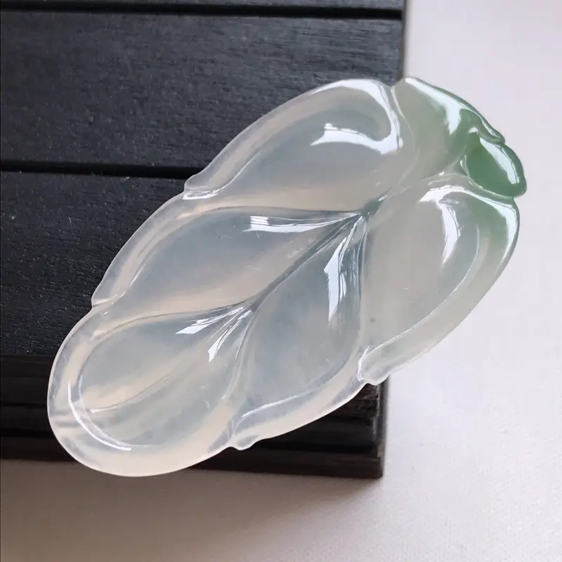 【翡翠A货,冰种飘绿精美叶子吊坠,玉质细腻,底色漂亮,上身高贵,尺寸48.5/27.0/4.9】图5
