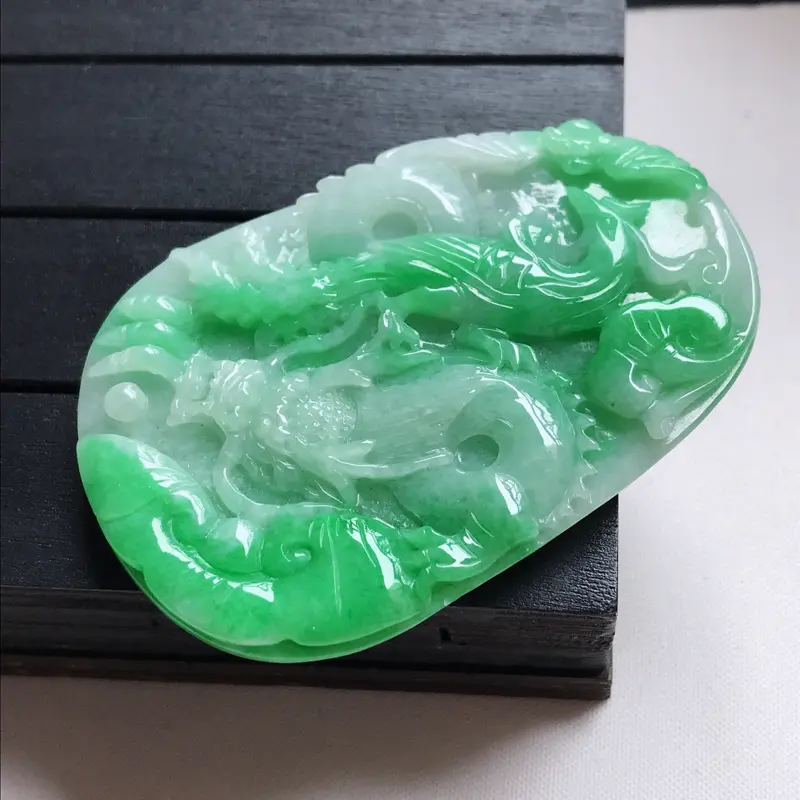 【翡翠A货,糯种飘阳绿精美龙凤呈祥吊坠,玉质细腻,底色漂亮,上身高贵,尺寸64.4/44.0/6.8】图4