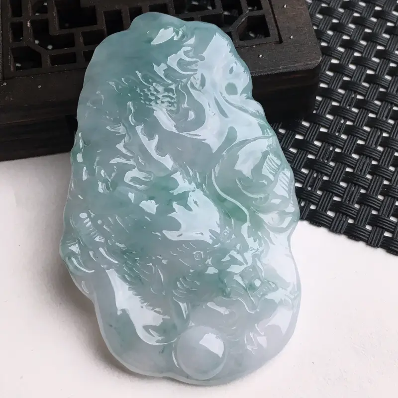 【A货翡翠 冰糯种飘花龙行天下龙牌挂件 尺寸75.9*46.8*6.8mm 水头好,料子细腻,莹润通透,雕工栩栩如生】图1