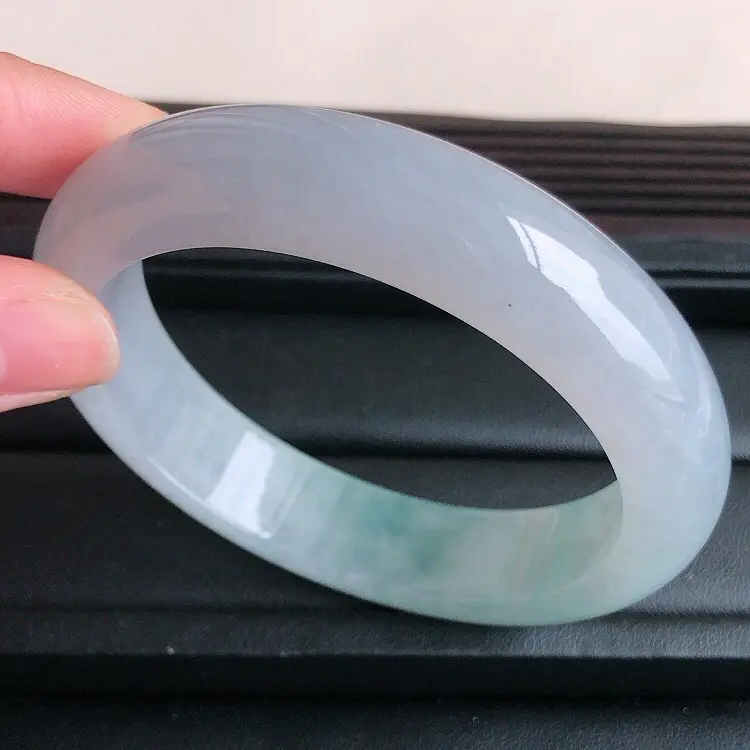 【圈口57mm ,天然缅甸老坑翡翠A货飘绿宽边手镯 ,料子细腻柔洁,尺寸57/14/8.2mm ,重量74.41g。】图6