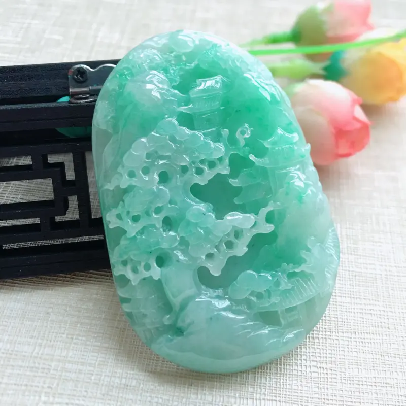 【天然A货翡翠【自然光拍摄】莹润苹果绿山水意境牌, 玉质细腻 ,雕工精细,山清水秀,意境幽雅,厚实饱满大件,佩戴效果优雅大方,尺寸66*44.5*10mm】图1