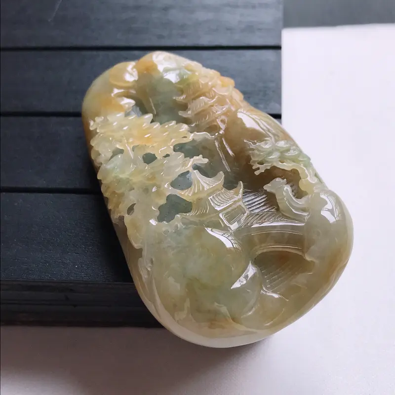 【翡翠A货,糯种褐黄精美山水牌吊坠,玉质细腻,底色漂亮,上身高贵,尺寸65.8/40.5/15.2】图1
