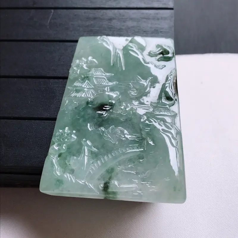 【翡翠A货,糯化种飘花精美山水牌吊坠,玉质细腻,底色漂亮,上身高贵,尺寸70.0/49.1/7.0】图3