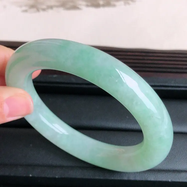 【圈口57mm,天然缅甸老坑翡翠A货绿色圆条手镯 ,料子细腻柔洁,尺寸57/12mm ,重量78.16g。】图6