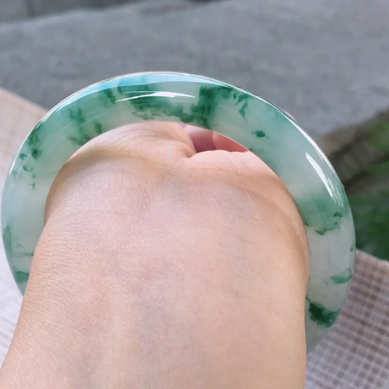 【圆条55-56,天然翡翠手镯,老坑全胶感,灵动飘花,高档精美,荧光四射,圆条玉手镯,完美无纹裂,尺寸圈口55.2/9.4, 011537】图9