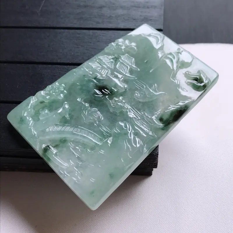 【翡翠A货,糯化种飘花精美山水牌吊坠,玉质细腻,底色漂亮,上身高贵,尺寸70.0/49.1/7.0】图2