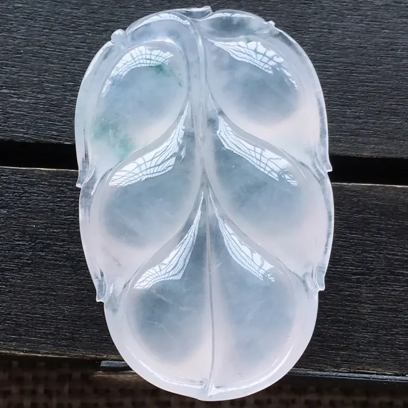 【自然光实拍,缅甸a货翡翠,冰种飘花叶子,饱满种好水润,玉质细腻,雕工精细,品相佳,】图3