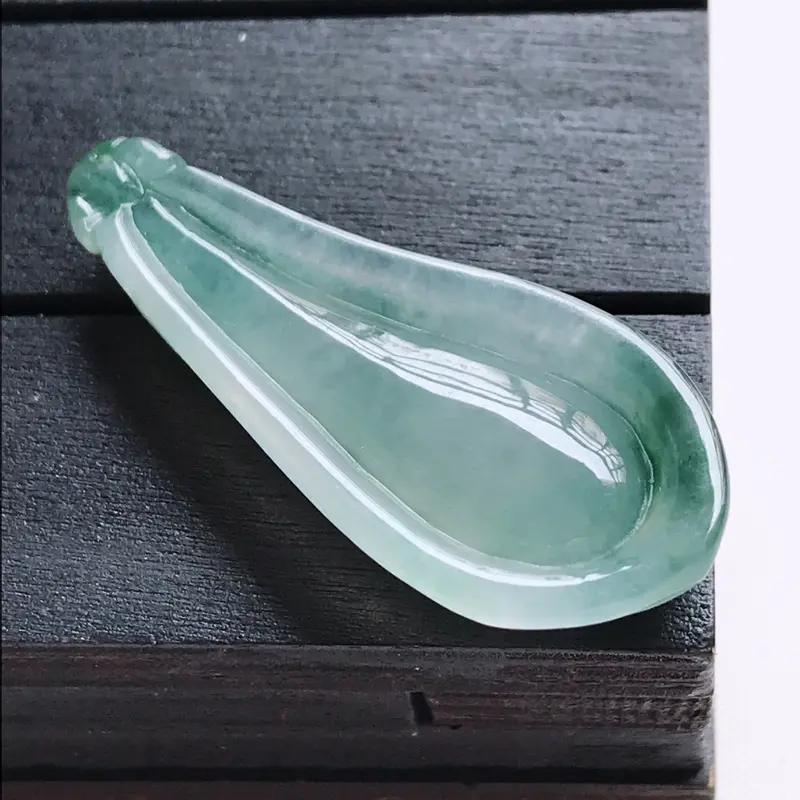【翡翠A货,冰糯种飘花饱满福瓜吊坠,玉质细腻,底色漂亮,上身高贵,尺寸40.9/17.4/7.2】图6