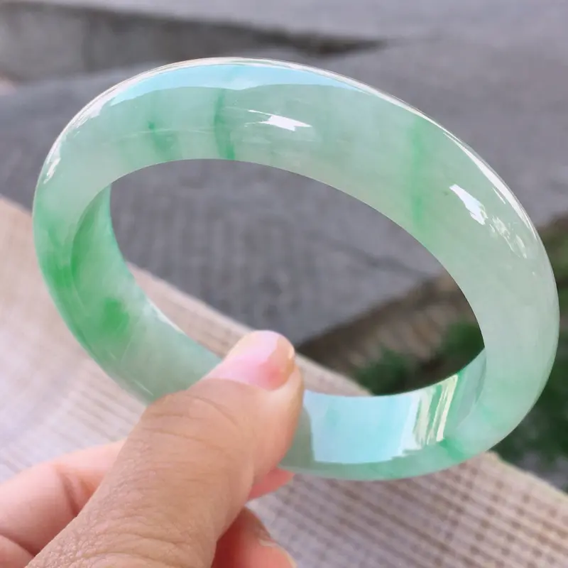【正圈57-58,天然翡翠手镯,莹润优雅,精美飘绿,质地细腻,颜色漂亮,正装玉手镯,尺寸圈口57.3/14/8, 011531】图4