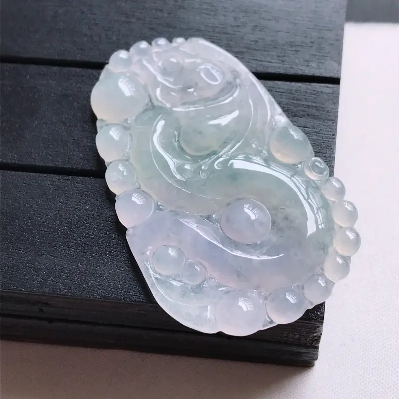 【翡翠A货,冰糯种淡紫精美龙牌吊坠,玉质细腻,底色漂亮,上身高贵,尺寸52.7/31.8/4.0】图1