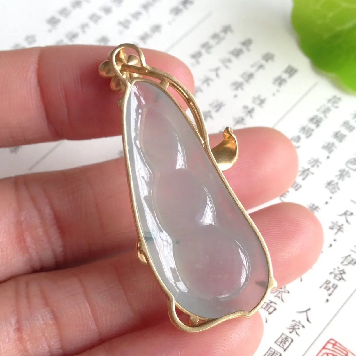 【冰糯种福豆吊坠 裸石尺寸:36.1~14.8~7mm整体尺寸:42.3~19.2~7.9mm完美!18k金精美镶嵌,纯净无暇的品质,整体焕发荧光,品质出众!】图7