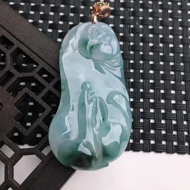 【A货翡翠 冰糯种飘花悟道吊坠 尺寸49.8*25*6.7mm 水头好,料子细腻,莹润通透,雕工栩栩如生,扣头是925银扣】图2
