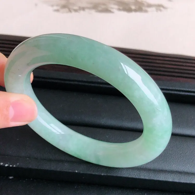 【圈口57mm,天然缅甸老坑翡翠A货绿色圆条手镯 ,料子细腻柔洁,尺寸57/12mm ,重量78.16g。】图4