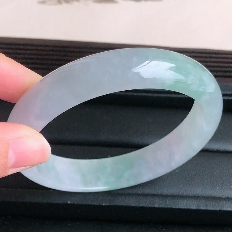 【圈口59.3mm,天然缅甸翡翠A货飘绿宽边手镯 ,料子细腻柔洁,尺寸59.3/13.5/7mm ,重量53.5g。##**】图6