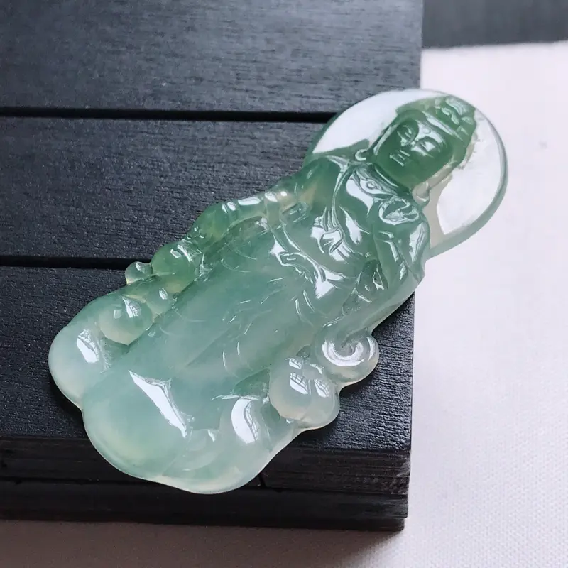 【翡翠A货,冰糯种淡绿精美观音吊坠,玉质细腻,底色漂亮,上身高贵,尺寸55.3/27.7/4.5】图2