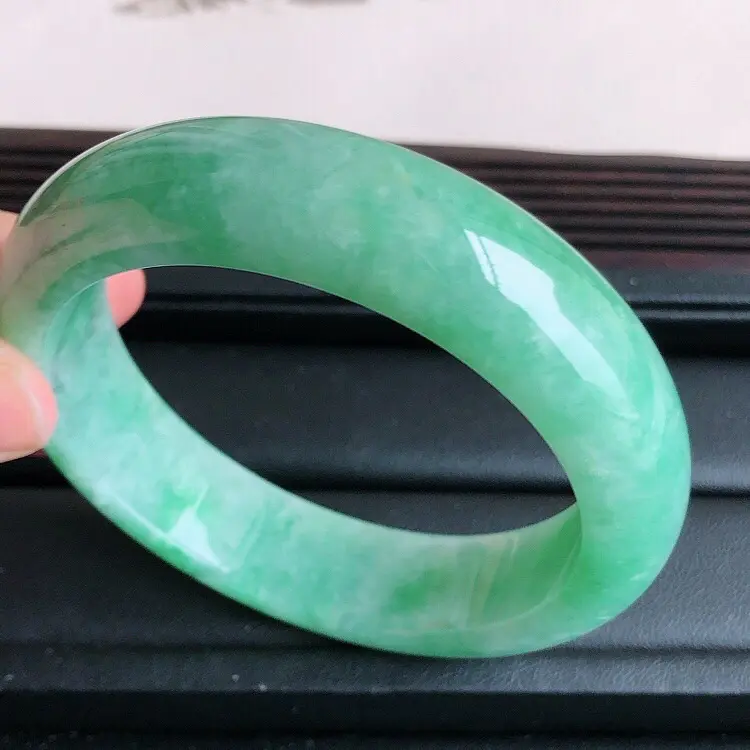 【圈口 58mm,天然缅甸老坑翡翠A货绿色宽边手镯 ,料子细腻柔洁,尺寸58/15/9mm ,重量77g。##**】图6
