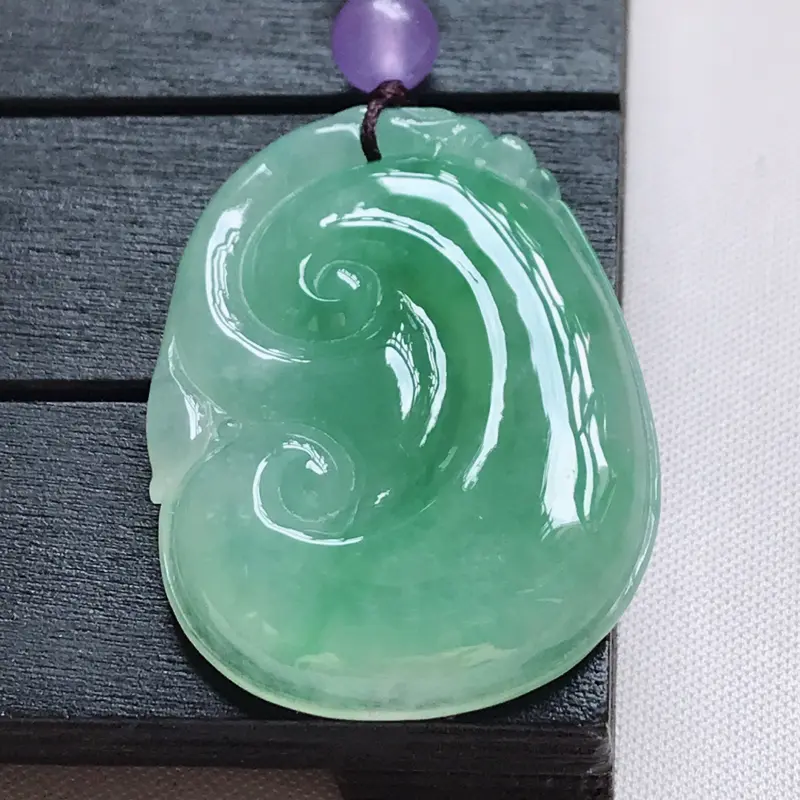 【翡翠A货,糯化种飘绿精美如意吊坠,玉质细腻,底色漂亮,上身高贵,尺寸37.3/27.2/5.6,顶珠为装饰珠##**】图4