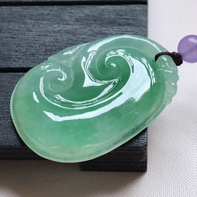 【翡翠A货,糯化种飘绿精美如意吊坠,玉质细腻,底色漂亮,上身高贵,尺寸37.3/27.2/5.6,顶珠为装饰珠##**】图3