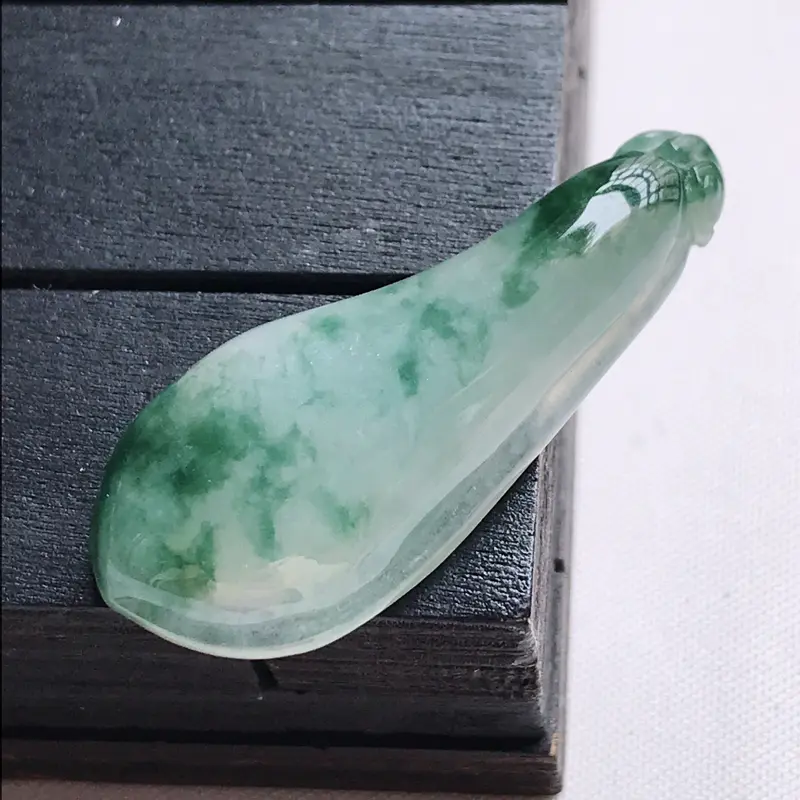 【翡翠A货,冰糯种飘花饱满福瓜吊坠,玉质细腻,底色漂亮,上身高贵,尺寸40.9/17.4/7.2】图3