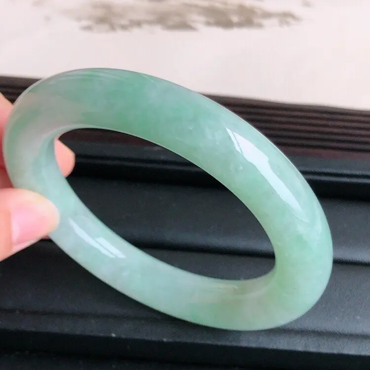 【圈口57mm,天然缅甸老坑翡翠A货绿色圆条手镯 ,料子细腻柔洁,尺寸57/12mm ,重量78.16g。】图2