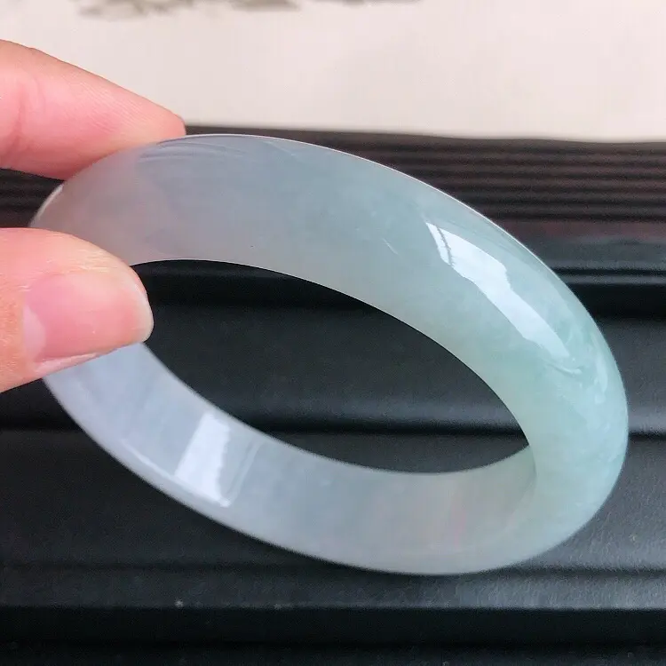 【圈口57mm ,天然缅甸老坑翡翠A货飘绿宽边手镯 ,料子细腻柔洁,尺寸57/14/8.2mm ,重量74.41g。】图4