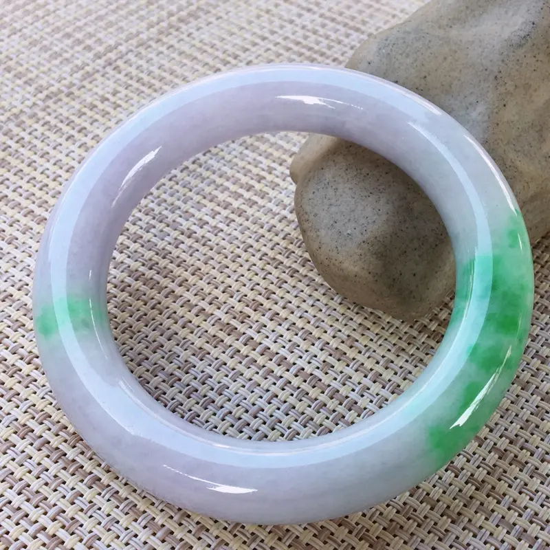 【圆条56,天然翡翠手镯,莹润优雅,精美春带彩,质地细腻,颜色漂亮,圆条玉手镯,完美无纹裂,尺寸圈口56/12.2/11.7, 011530】图1