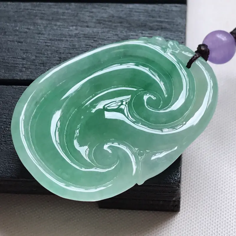 【翡翠A货,糯化种飘绿精美如意吊坠,玉质细腻,底色漂亮,上身高贵,尺寸37.3/27.2/5.6,顶珠为装饰珠##**】图5