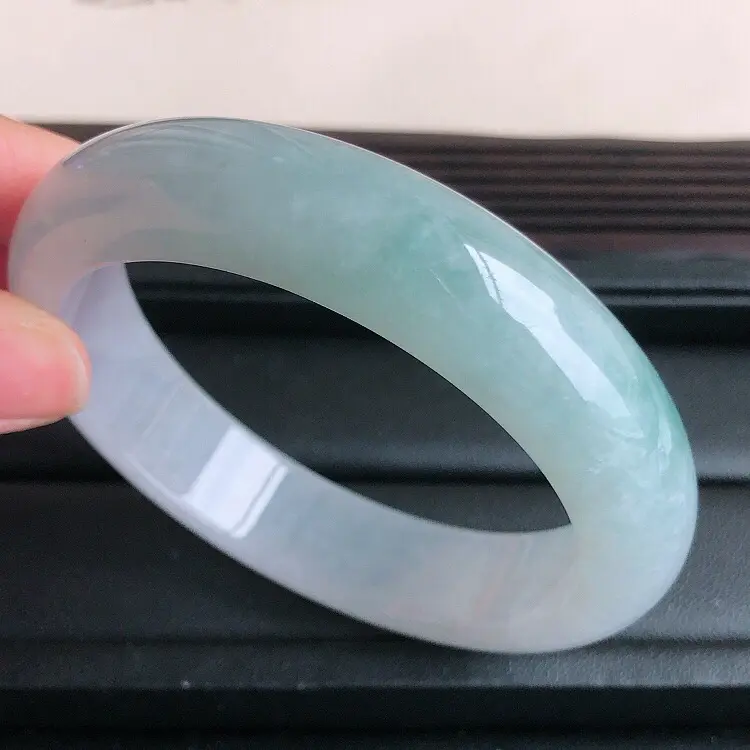 【圈口57mm ,天然缅甸老坑翡翠A货飘绿宽边手镯 ,料子细腻柔洁,尺寸57/14/8.2mm ,重量74.41g。】图5