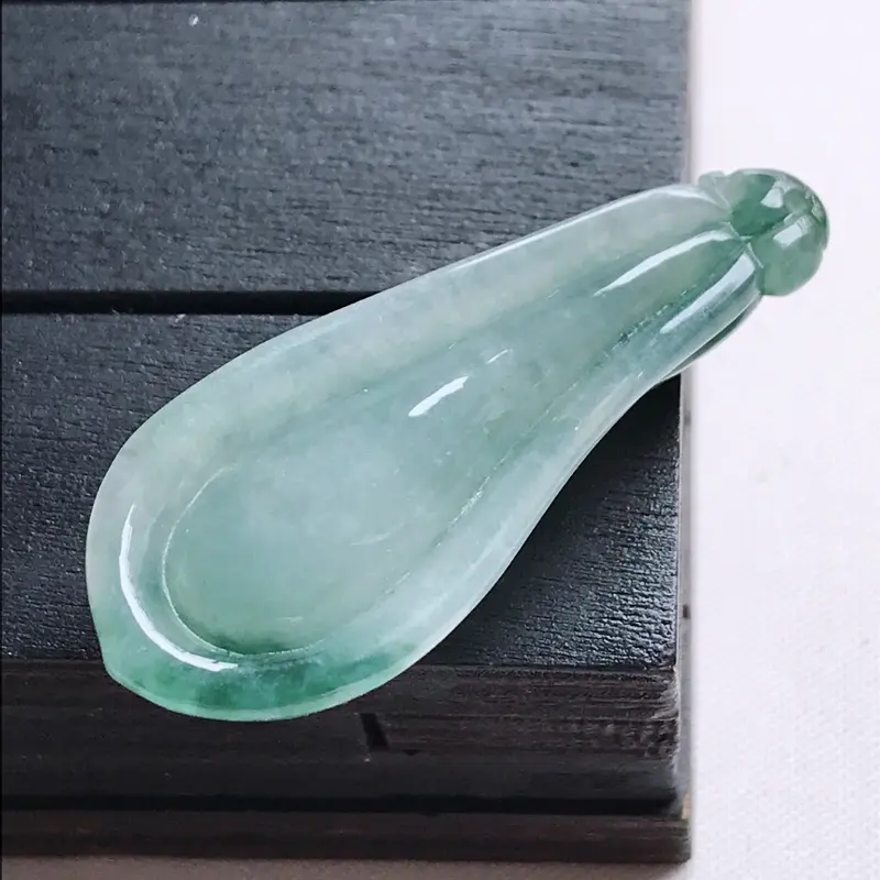 【翡翠A货,冰糯种飘花饱满福瓜吊坠,玉质细腻,底色漂亮,上身高贵,尺寸40.9/17.4/7.2】图5