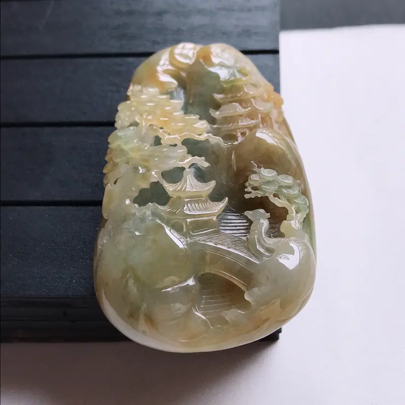 【翡翠A货,糯种褐黄精美山水牌吊坠,玉质细腻,底色漂亮,上身高贵,尺寸65.8/40.5/15.2】图2