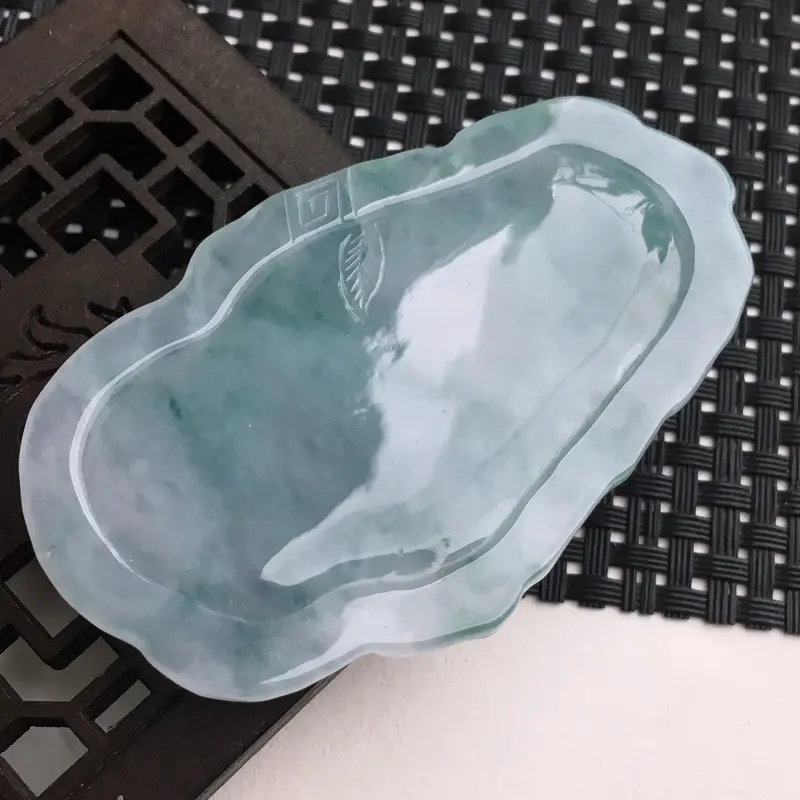 【A货翡翠 冰糯种飘花龙行天下龙牌挂件 尺寸75.9*46.8*6.8mm 水头好,料子细腻,莹润通透,雕工栩栩如生】图4