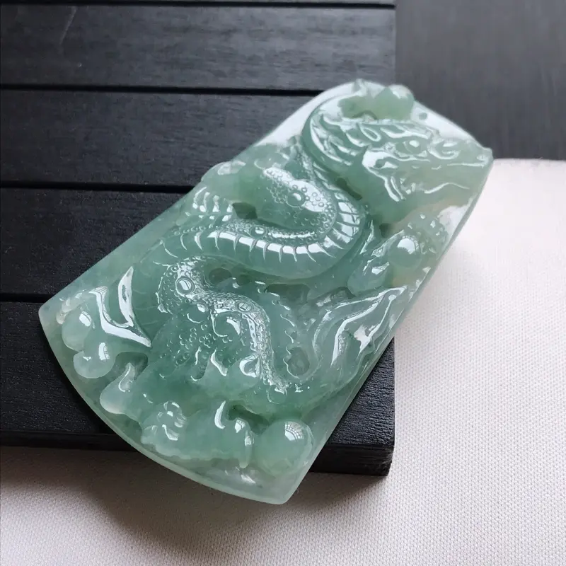 【翡翠A货,糯种淡绿精美龙牌吊坠,玉质细腻,底色漂亮,上身高贵,尺寸68.8/43.9/6.1】图2