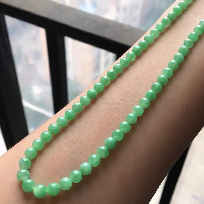 【缅甸翡翠A货冰果绿项链,也可以做手串,颜色好甜美,水头很足,玉质细腻,珠子4.3mm,扣头为装饰品##**】图3