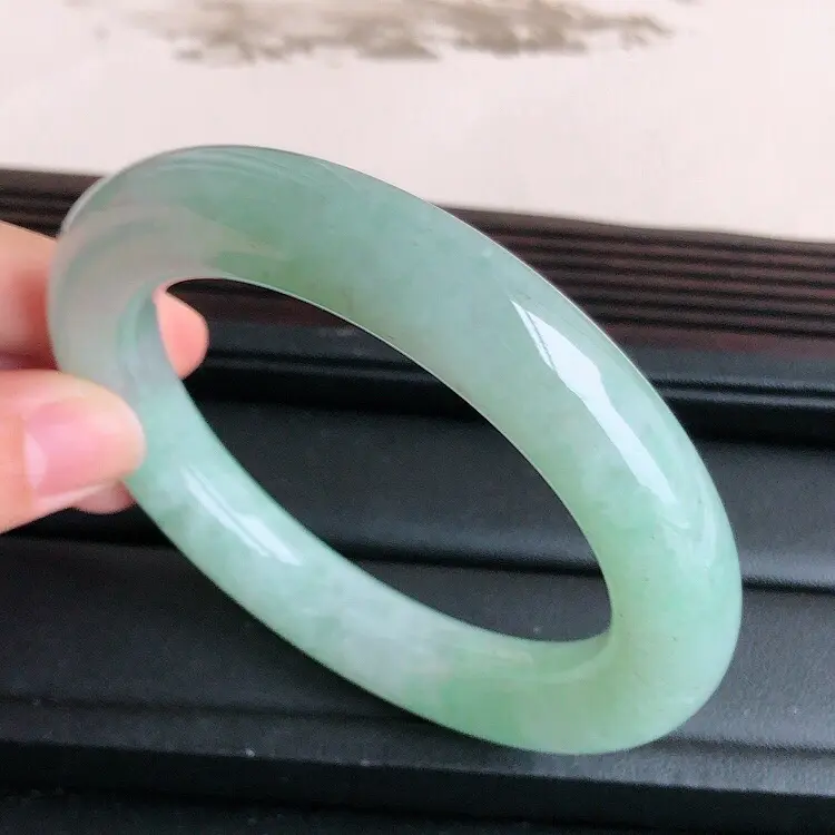 【圈口57mm,天然缅甸老坑翡翠A货绿色圆条手镯 ,料子细腻柔洁,尺寸57/12mm ,重量78.16g。】图3