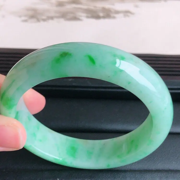 【圈口57mm,天然缅甸翡翠A货飘绿宽边手镯 ,料子细腻柔洁, 尺寸57/15/8.5mm ,重量70.07g。##**】图2