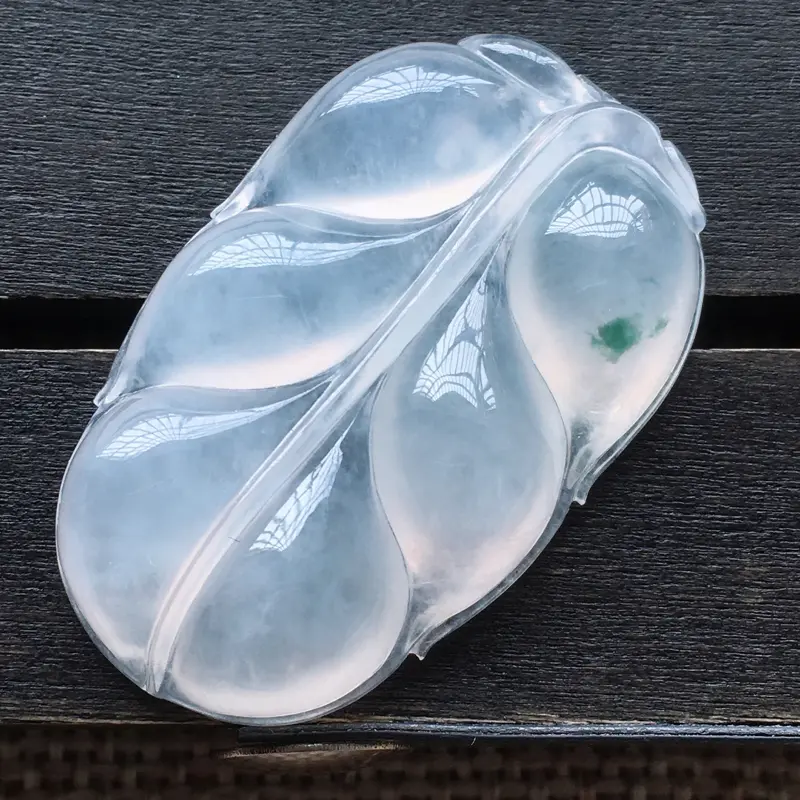 【自然光实拍,缅甸a货翡翠,冰种飘花叶子,饱满种好水润,玉质细腻,雕工精细,品相佳,】图1