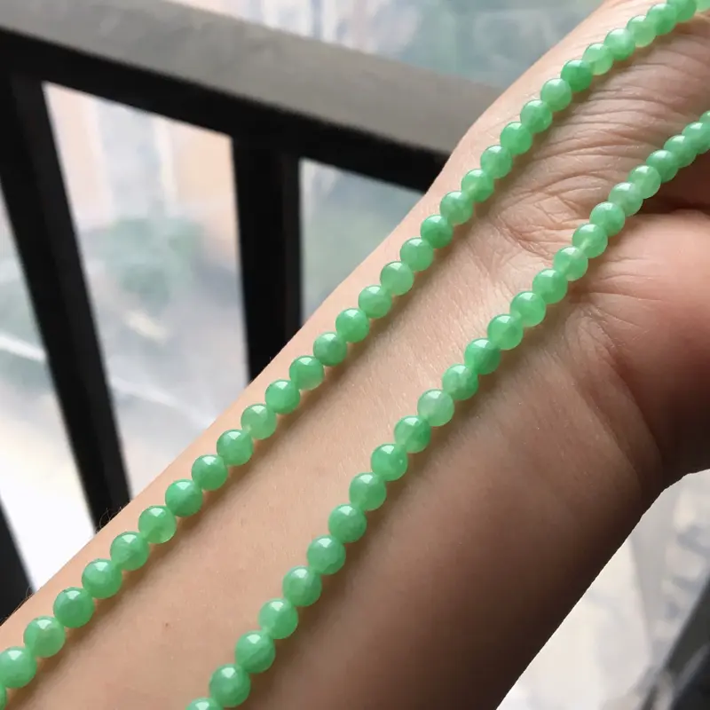 【缅甸翡翠A货冰果绿项链,也可以做手串,颜色好甜美,水头很足,玉质细腻,珠子4.3mm,扣头为装饰品##**】图2