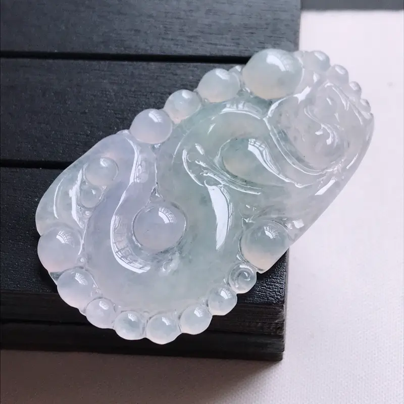 【翡翠A货,冰糯种淡紫精美龙牌吊坠,玉质细腻,底色漂亮,上身高贵,尺寸52.7/31.8/4.0】图2