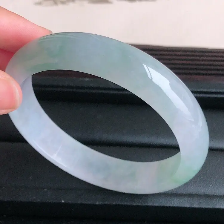 【圈口59.3mm,天然缅甸翡翠A货飘绿宽边手镯 ,料子细腻柔洁,尺寸59.3/13.5/7mm ,重量53.5g。##**】图3