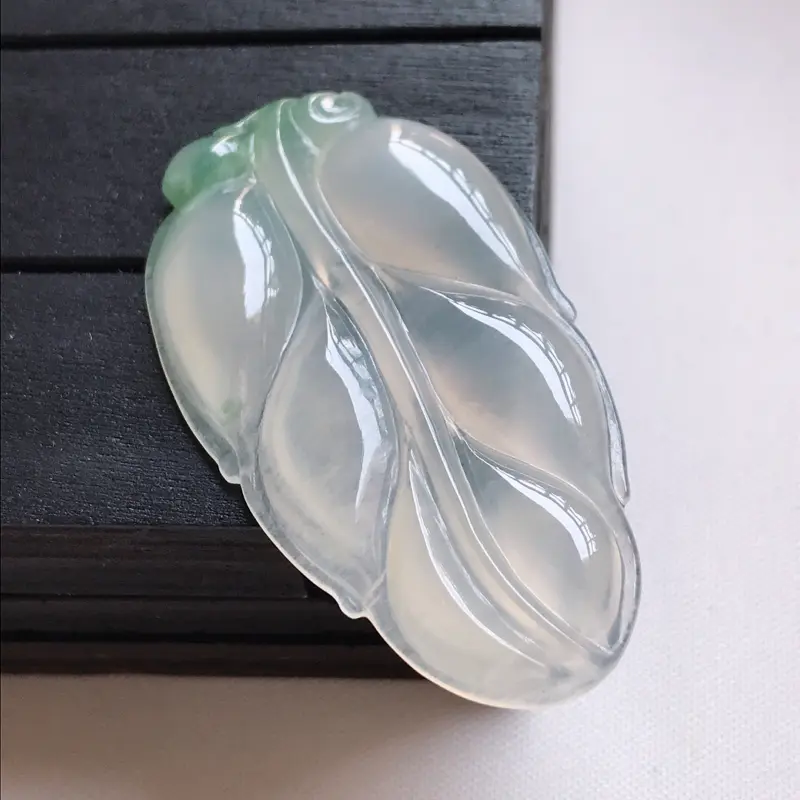 【翡翠A货,冰种飘绿精美叶子吊坠,玉质细腻,底色漂亮,上身高贵,尺寸48.5/27.0/4.9】图1