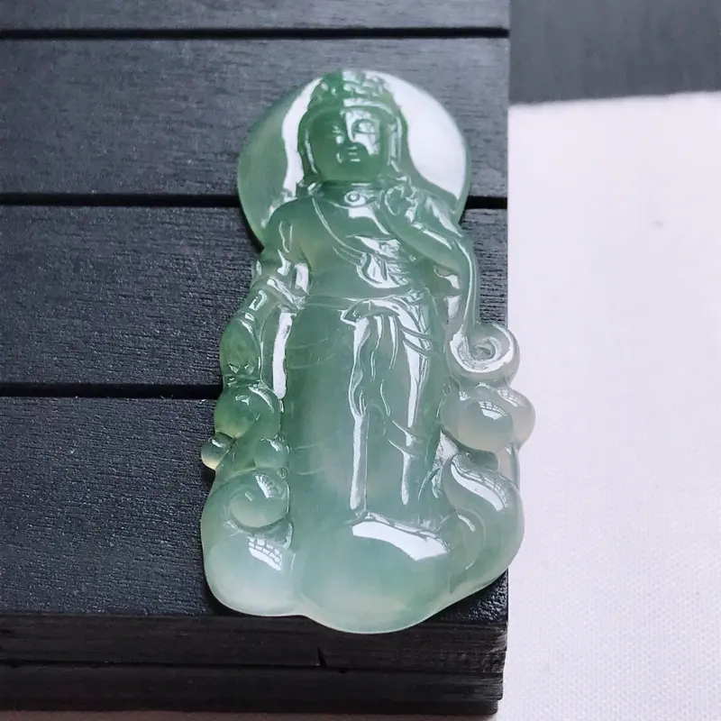 【翡翠A货,冰糯种淡绿精美观音吊坠,玉质细腻,底色漂亮,上身高贵,尺寸55.3/27.7/4.5】图3