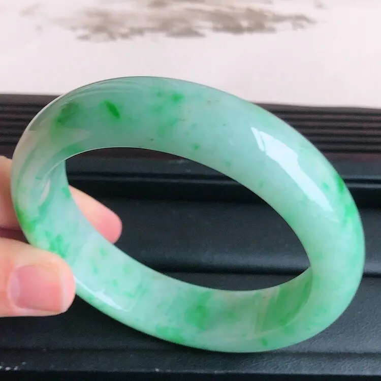 【圈口57mm,天然缅甸翡翠A货飘绿宽边手镯 ,料子细腻柔洁, 尺寸57/15/8.5mm ,重量70.07g。##**】图3