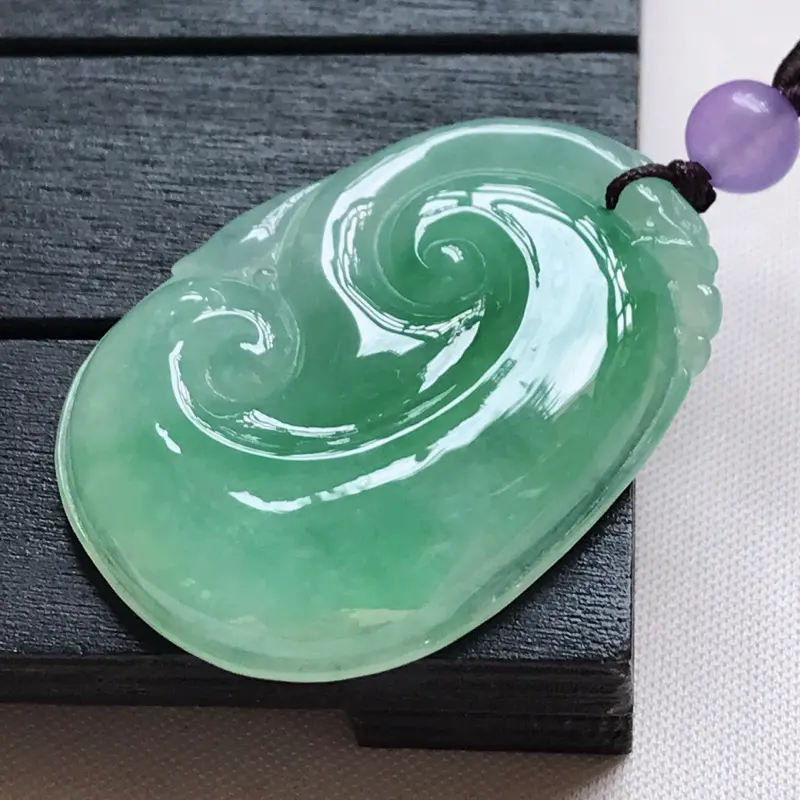 【翡翠A货,糯化种飘绿精美如意吊坠,玉质细腻,底色漂亮,上身高贵,尺寸37.3/27.2/5.6,顶珠为装饰珠##**】图2