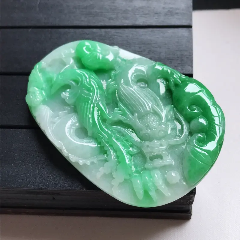 【翡翠A货,糯种飘阳绿精美龙凤呈祥吊坠,玉质细腻,底色漂亮,上身高贵,尺寸64.4/44.0/6.8】图7