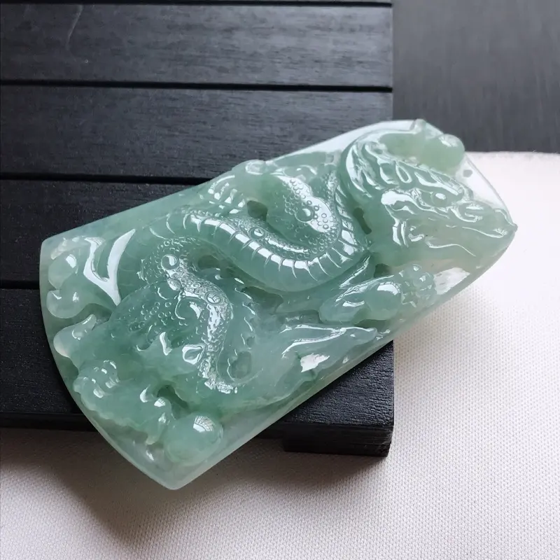 【翡翠A货,糯种淡绿精美龙牌吊坠,玉质细腻,底色漂亮,上身高贵,尺寸68.8/43.9/6.1】图4