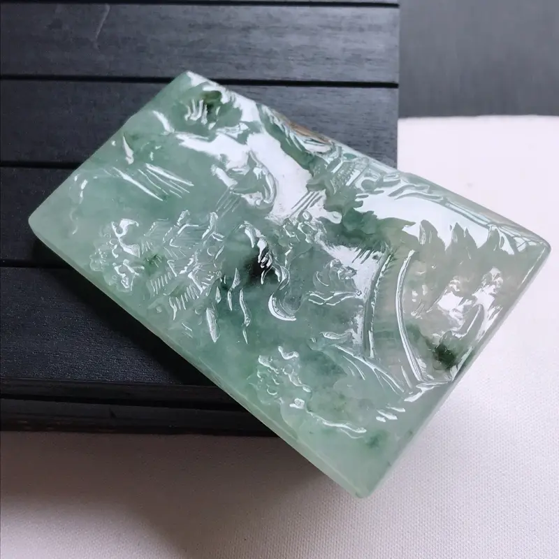 【翡翠A货,糯化种飘花精美山水牌吊坠,玉质细腻,底色漂亮,上身高贵,尺寸70.0/49.1/7.0】图7