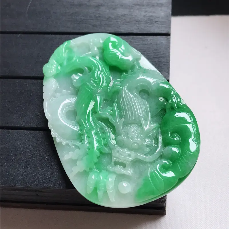 【翡翠A货,糯种飘阳绿精美龙凤呈祥吊坠,玉质细腻,底色漂亮,上身高贵,尺寸64.4/44.0/6.8】图1