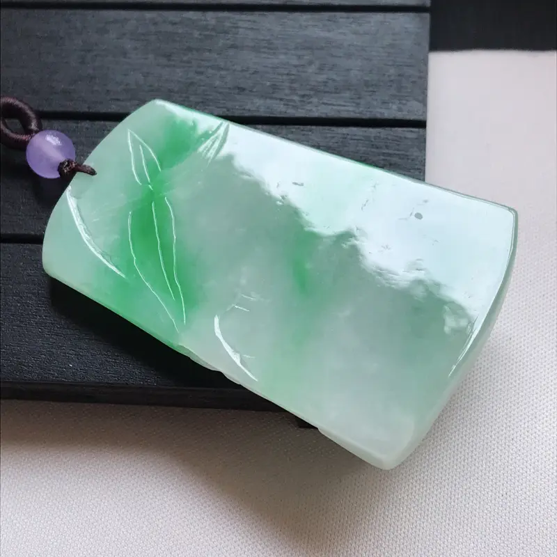 【翡翠A货,糯种飘绿精美荷叶鱼吊坠,玉质细腻,底色漂亮,上身高贵,尺寸55.5/36.1/5.1,顶珠为装饰珠】图5