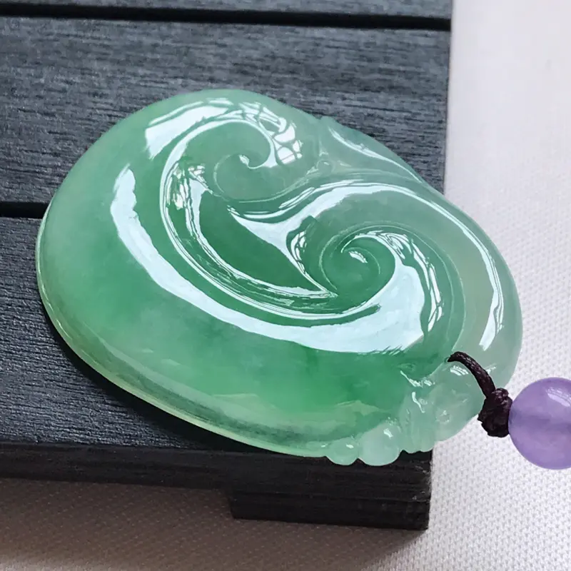 【翡翠A货,糯化种飘绿精美如意吊坠,玉质细腻,底色漂亮,上身高贵,尺寸37.3/27.2/5.6,顶珠为装饰珠##**】图8